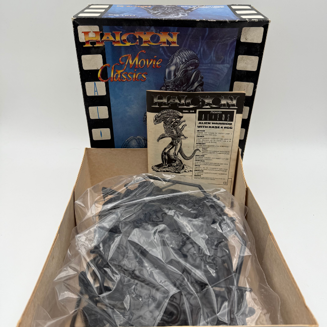 Alien Movie Classics Alien Warrior with Egg 1/9 Scale Plastic Model Kit